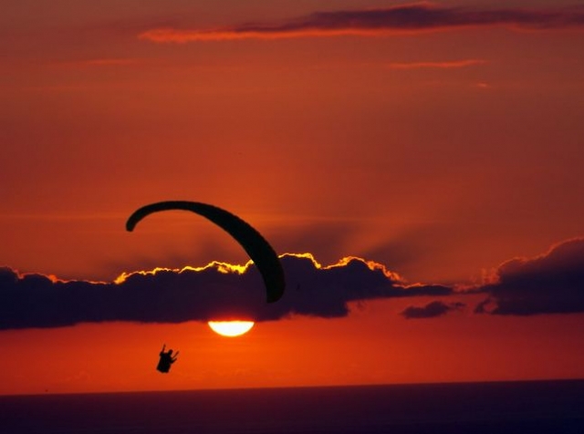  Paragliding-Flug in der Abenddämmerung